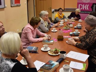 Członkowie DKK rozmawiają o książce "Pan Whicher w Warszawie"